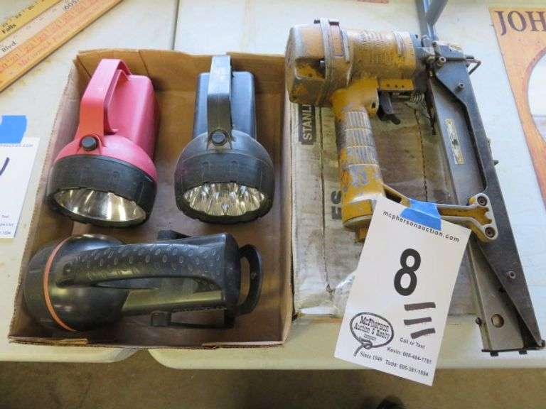 STANLEY BOSTICH AIR T-40 AIR STAPLER AND A CASE OF STAPLES