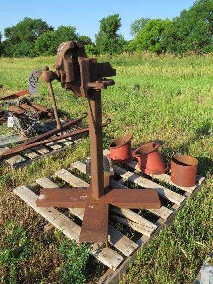 BENCH VISE ON STAND & GROUP OF STEEL PIPE ANGLE FITTINGS