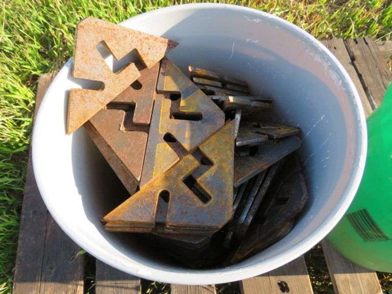 3 BUCKETS OF STEEL FABRICATED CHAIN LATCH CORNERS