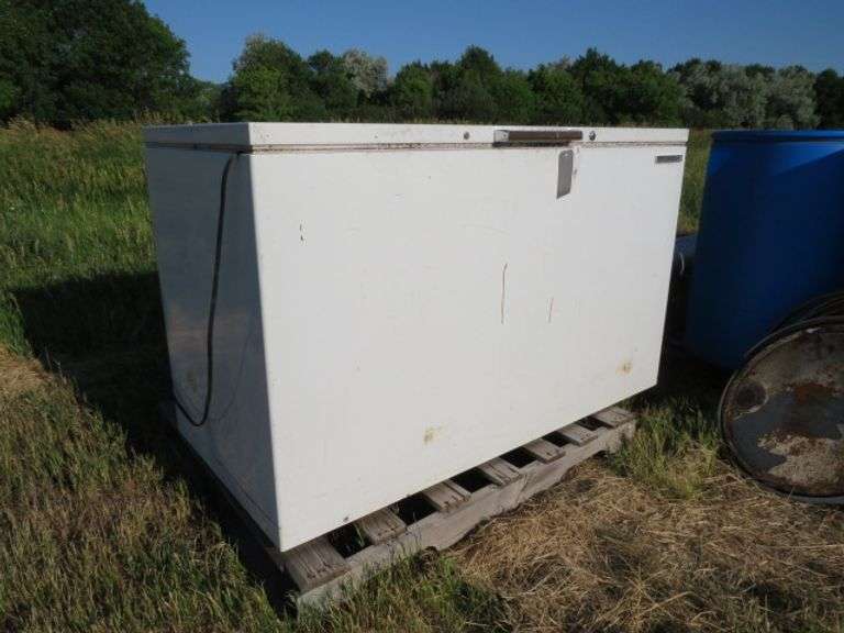G E CHEST TYPE DEEP FREEZER - WORKS GOOD