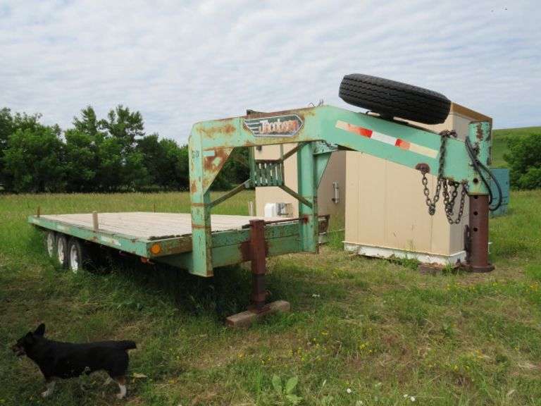 1976 Jacobsen GOOSENECK flatbed Trailer - triple axle - 2 steel ramps - 8' x 20' deck with 6 hole 16" rims - sells with title.