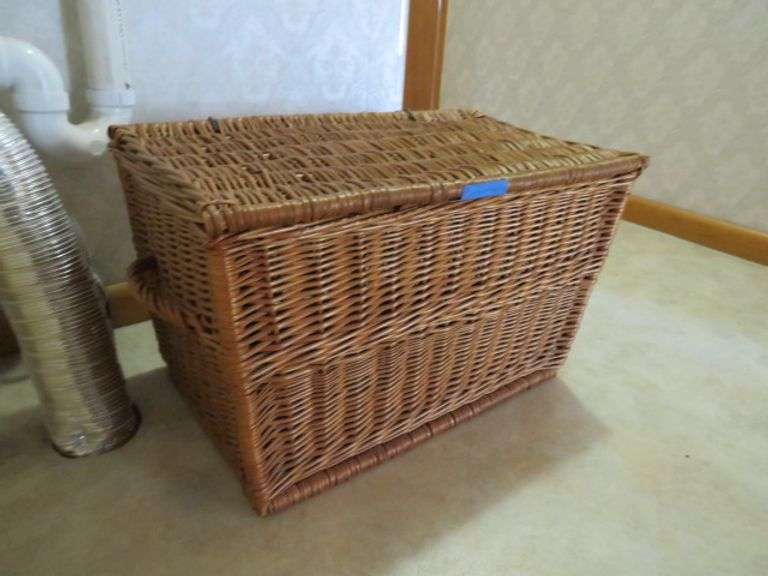 WICKER LAUNDRY BASKET WITH LID 15"X26"16" DEEP