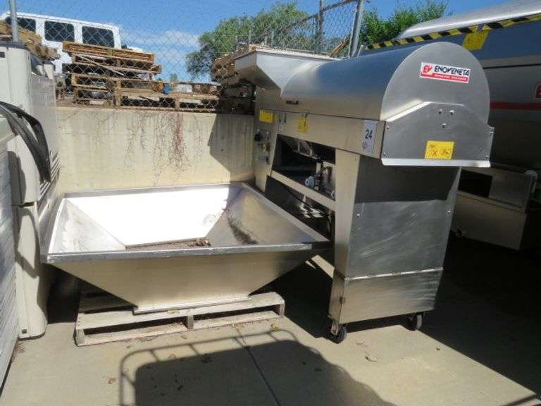 Eno Veneta De-stemmer/Crusher with 1/2 ton hopper, 2005. Rigging/loading fee of $200.
