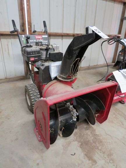 2006 TORO SNOWBLOWER - 8 HORSE GS MOTOR - 24" CUT - ELECTRIC AND PULL START - S/N 230000659,