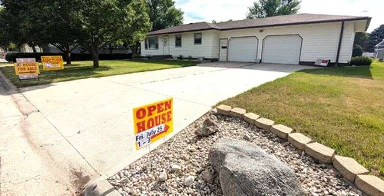 PLATTE, SD REAL ESTATE AUCTION - 10 S. Iowa Avenue, Platte, SD