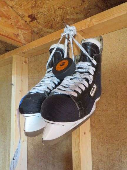 PR. BAUER SIZE 8 D HOCKEY SKATES AND A HOCKEY PUCK