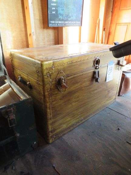 FLAT TOP TRUNK 36"X21"x22" TALL