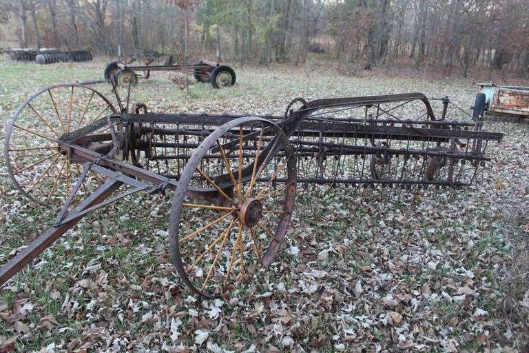 Booth Side Rake Moline 4 Bar Side Rake with Tedder on Steel - Meagher Auctioneers