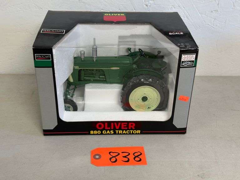 Oliver 880 Gas 1/16 Scale Tractor