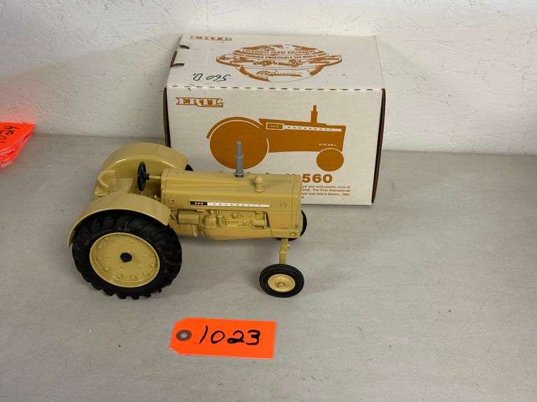 Cockshutt 560 1/16 Scale Tractor