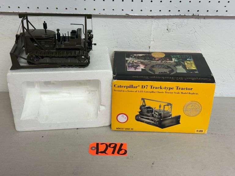 Caterpillar D7 Track-type 1/25 Scale Tractor