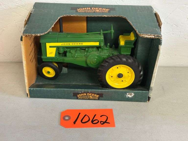 John Deere 720 1/16 Scale Tractor
