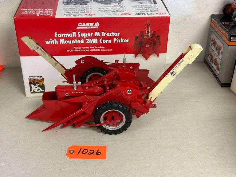 Farmall Super M 1/16 Scale Tractor w/ Mounted Corn Picker