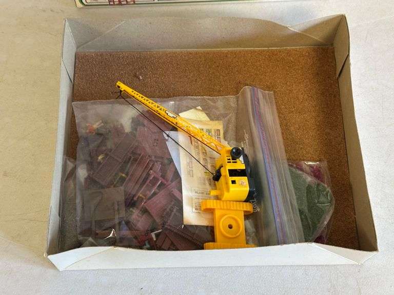 HO Scale Construction Site & Operating Log Loader
