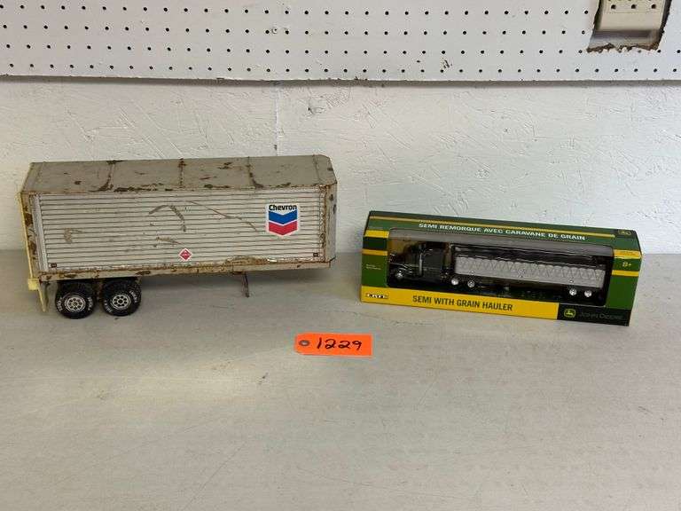 John Deere Semi w/ Grain Hauler, Chevron Trailer