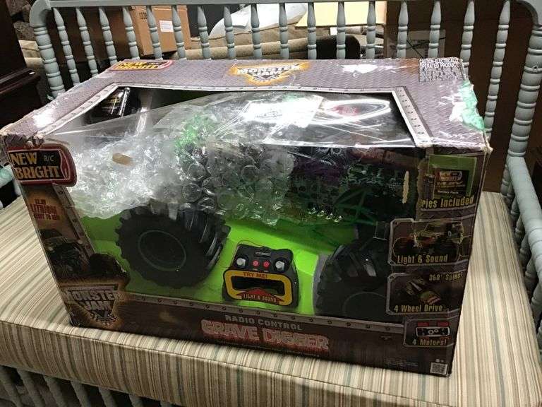 Monster Jam Grave Digger Light-up Truck main image 1