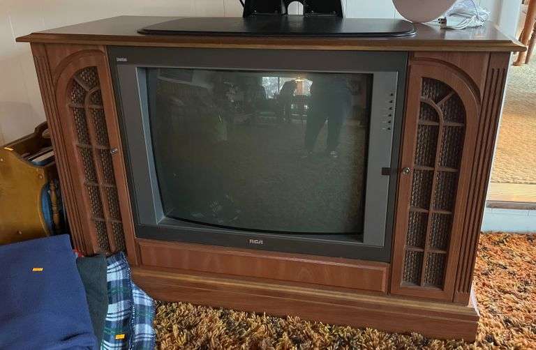RCA console TV 45x19x29 Metzger Property Services, LLC