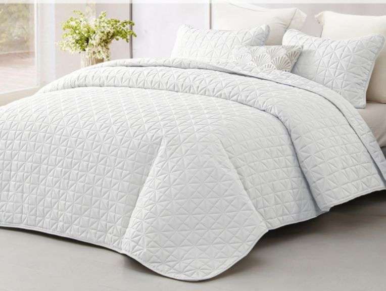 Exclusivo Mezcla King Size Quilt Bedding Set for All Seasons