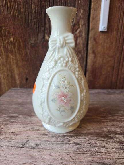 The Cameo Ribbon Vase Royal Heritage 6”
