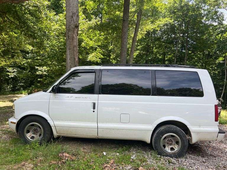 2001 White Chevy Astro Parts Van & Contents • VIN #1GCDM19W41B101650 • (no-keys - condition unknown) - some paperwork available