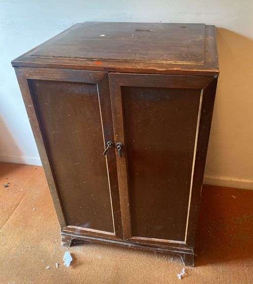 RCA Victor wood cabinet 40” x 28”x 24.5”