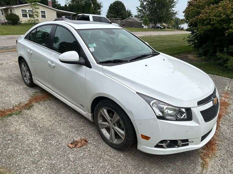 2014 Chevrolet Cruze LT White 4 - Door Sedan (64930 Miles), VIN 1G1PE5SB9E7288703 - A $25 TITLE FEE WILL BE ADDED TO THE WINNING INVOICE