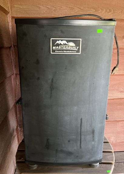 MasterBuilt Smoker Electric Smokehouse 17.25”x32”x15.25” (table not included)