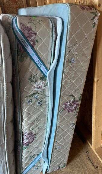 Mattress and boxsprings 62”