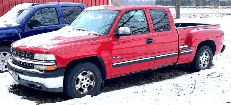 2000 Chevrolet 1500 Step Side Extended Cab Short Bed Pickup Truck, 193,148 miles, Comes with Red Hard Shell Tonneau Cover, Has Title - VIN 2GCEC19T3Y1100903 - A $25 TITLE FEE WILL BE ADDED TO THE WINNING INVOICE