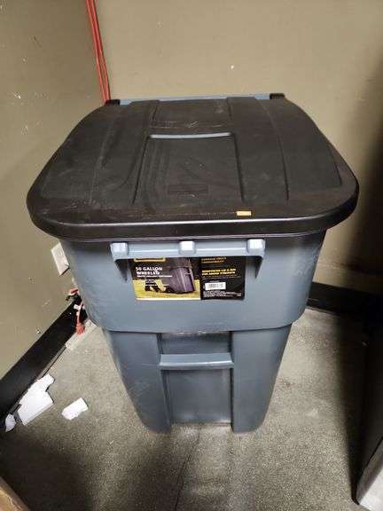 Brute 50 gal. Rolling trash can with lid