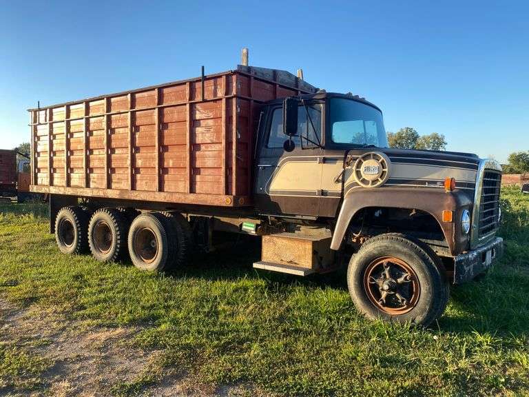 1971 Ford Conventional L, LT900 Grain Truck, VIN# T90LVJ93959 - A $25 TITLE FEE WILL BE ADDED TO THE WINNING INVOICE