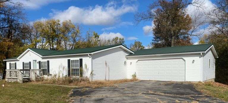 11.15.25 - LIVE & ONLINE REAL ESTATE AUCTION -- COUNTRY HOME & POLE BARN ON 2.78+/- ACRES! -- S. Whitley, IN