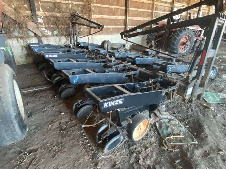 Kinze 1230R Black Machine Planter
