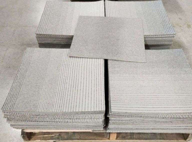Commercial grade carpet tile 20“ x 20“ 185 pieces for a total of 500 ...