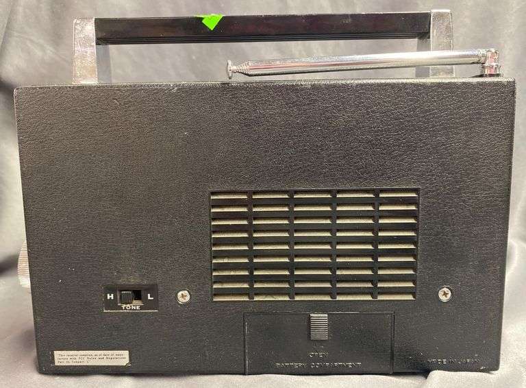 Candle Brand 8-Transistor Portable Radio with AM/FM/SW Bands - broken ...