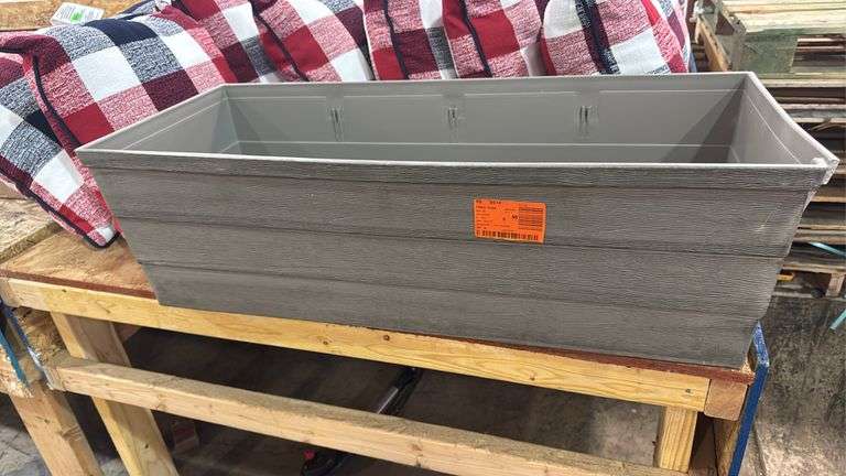 CITY PICKERS
33 in. L x 13 in. W x 29 in. H Driftwood Gray Resin Elevated Garden Bed has cracked corner