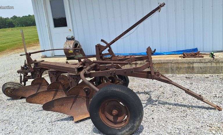 IH 3X Pull-Type Plow