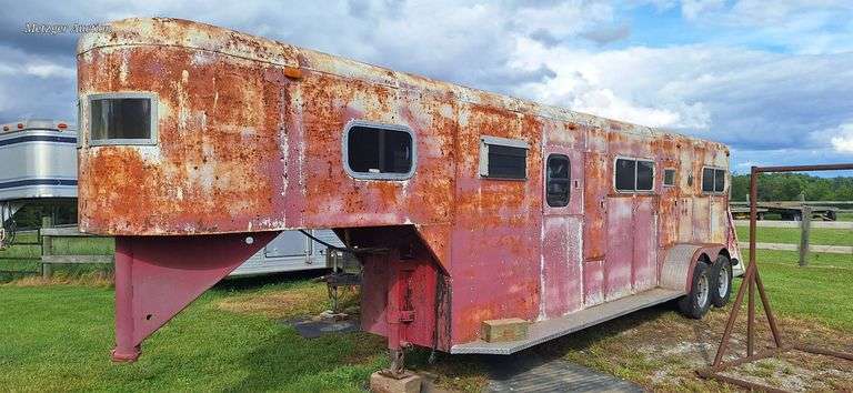 1978 McQuerry Two-Horse In-Line Trailer with Gooseneck Hitch, has title, VIN 0785320 – A $25 TITLE FEE WILL BE ADDED TO THE WINNING INVOICE