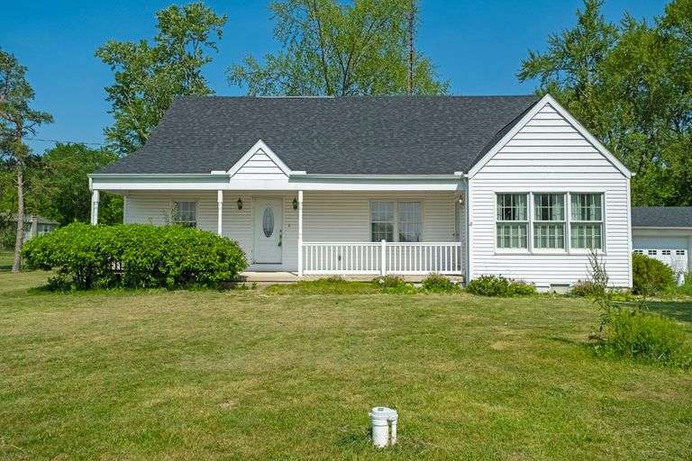 7.22.25 - ONLINE REAL ESTATE AUCTION - COUNTRY HOME WITH SUNROOM & 2-CAR DETACHED GARAGE ON 4.6+/- ACRES! NORTH WEBSTER, IN