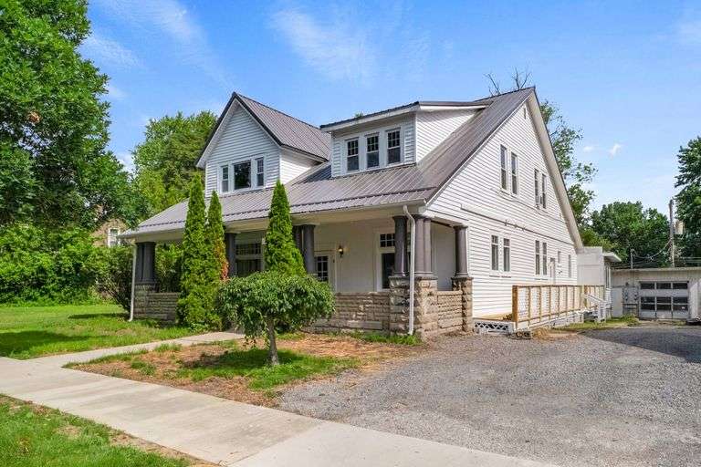 7.25.25 -- ONLINE REAL ESTATE AUCTION -- 2 STORY HOME WITH 4 BEDROOMS & DETACHED GARAGE! -- WARSAW, IN