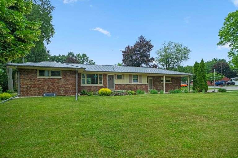 7.21.25 - ONLINE ONLY REAL ESTATE AUCTION - BRICK RANCH WITH 2-CAR ATTACHED GARAGE!NORTH MANCHESTER, IN