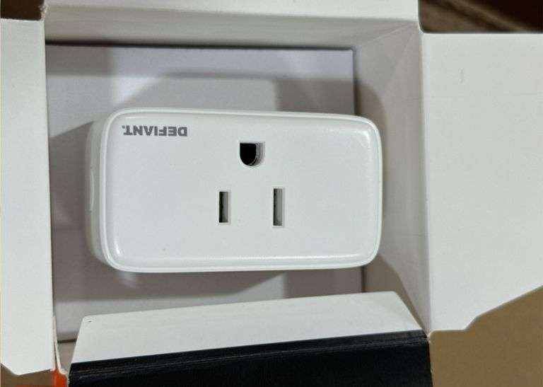 Defiant
15 Amp 120-Volt Indoor Smart Plug and Timer Wi-Fi Bluetooth Single Outlet Powered by Hubspace