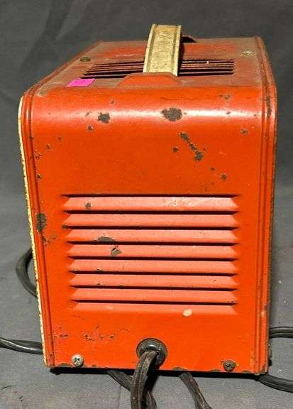 Traveller Heavy Duty Battery Charger (cord is damaged) 9”x5”x6”