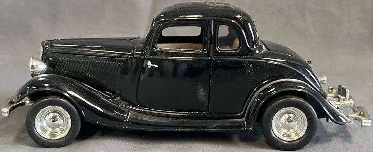 1934 Ford Coupe Diecast Model Car, 1:24 Scale