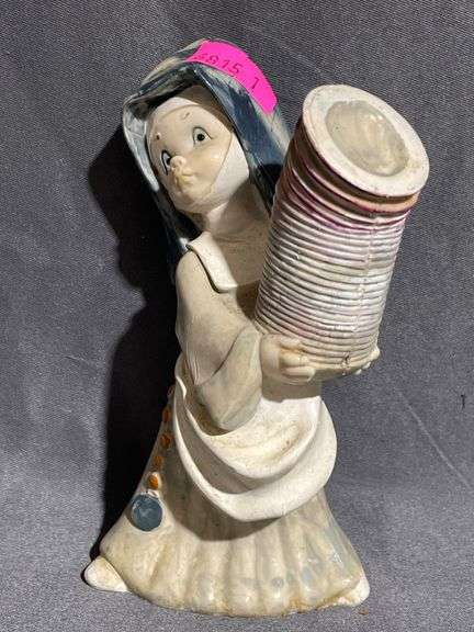 Simonettti Depose Nun Figurine, 4 Inches Tall