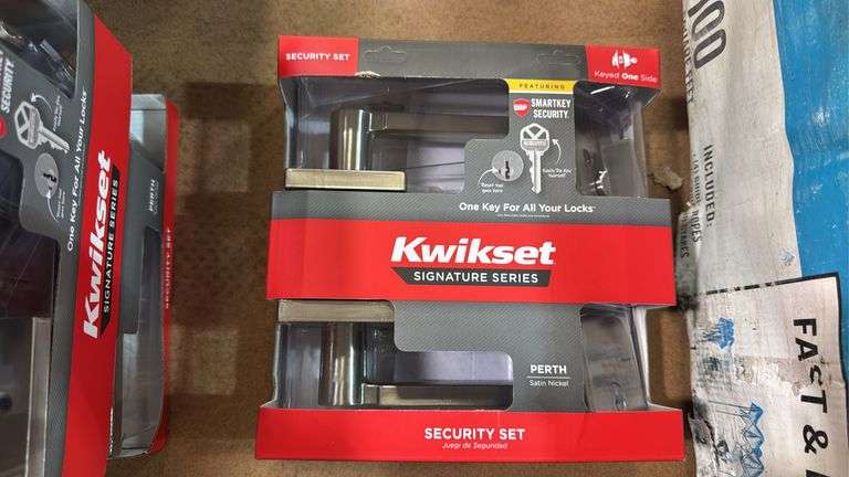 Kwikset
Perth Keyed Entry Handle and Single Cylinder Deadbolt Combo Pack featuring SmartKey Security in Satin Nickel