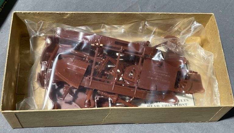 Revell 1907 Renault Highway Pioneers Plastic Model Kit in Original Box