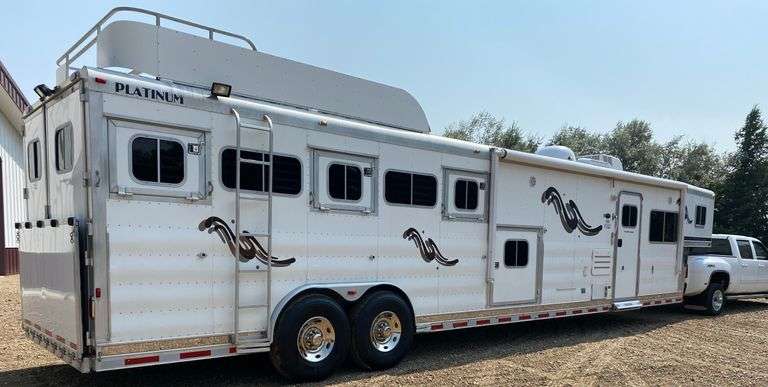 LOCATED IN NORTH DAKOTA -- Nice 2007 Platinum Outlaw 5 Horse Trailer with Living Quarters, 8’ wide x 36’ Long x 7’6” Tall, 16’ Living Quarters, 5 Horse with Five mangers and Five Access Doors, has North Dakota title, VIN 5HMXG362271003157 - PICK UP AT ALTERNATE LOCATION IN NORTH DAKOTA