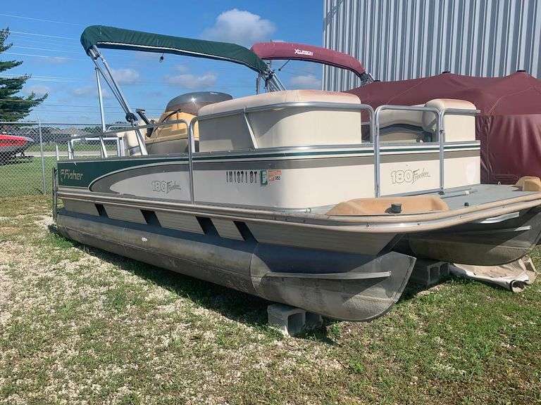 2000 Fisher Freedom 180 Pontoon w/ a Mrcury 25HP 2 stroke motor - NO TRAILER, boat has title, VIN BUJ47027K900 - A $25 TITLE FEE WILL BE ADDED TO THE WINNING INVOICE