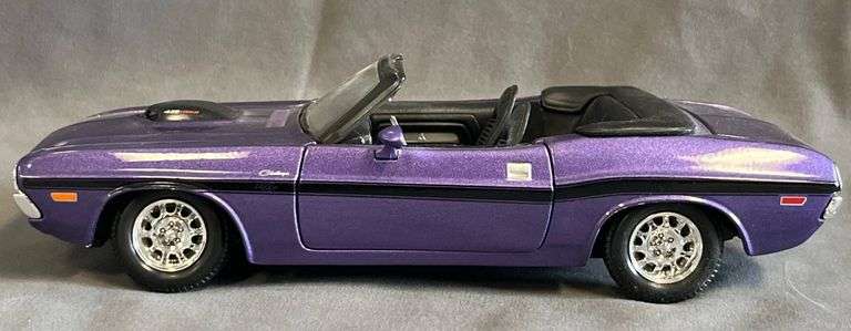 1970 Dodge Challenger R/T Convertible Model by Maisto, 1:24 Scale